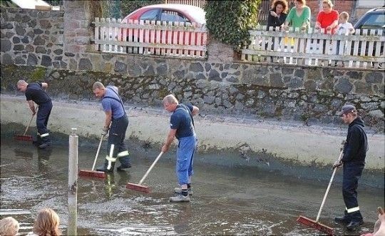 Mit vereinten Kräften packen die Jübarer, darunter viele Kameraden der freiwilligen Feuerwehr, mit an und säubern den Grund des Dorfteiches. Im Anschluss wurde das Becken wieder mit Wasser aufgefüllt