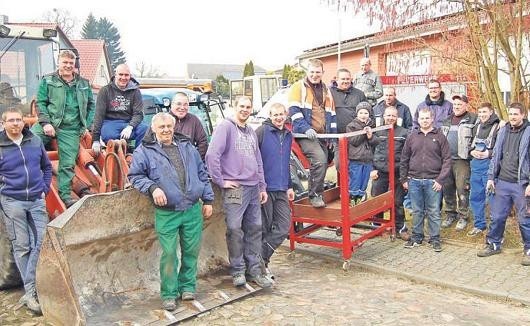 Sie haben den ganzen Sonnabend in Lüdelsen kräftig aufgeräumt. Lutz Peters (2.v.l.) hatte zum 4. Subbotnik eingeladen. Foto: Lange