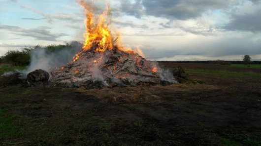 - Gemeinde Jübar - Osterfeuer in Hanum -