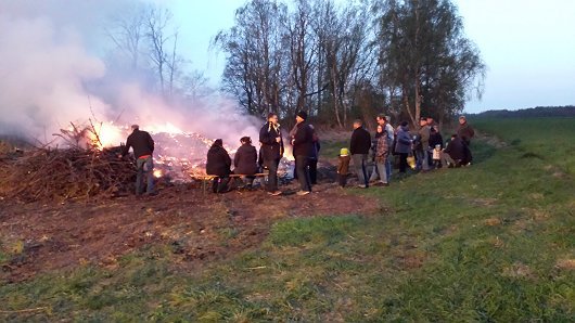 - Gemeinde Jübar - Osterfeuer in Nettgau -