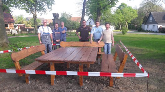 20170514 - Wendischbrome - Förderverein erstellt Sitzgruppe -