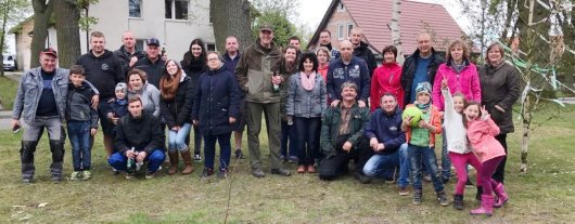 20170504 - Wendischbrome - Maibaum aus Lüdelsen ersteigert -