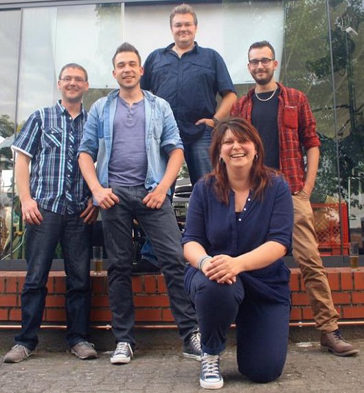 Mitglieder der Band  Yvonne,,Yvi" (Gesang,Gitarre & Ukulele) Axel (Gitarre & Gesang) Johannes,,Joe" (Cajon,Percussion,Gesang & Munti) Ronny (Piano,Gesang & Gitarre) Dominik ,,Domi" (Bass)
