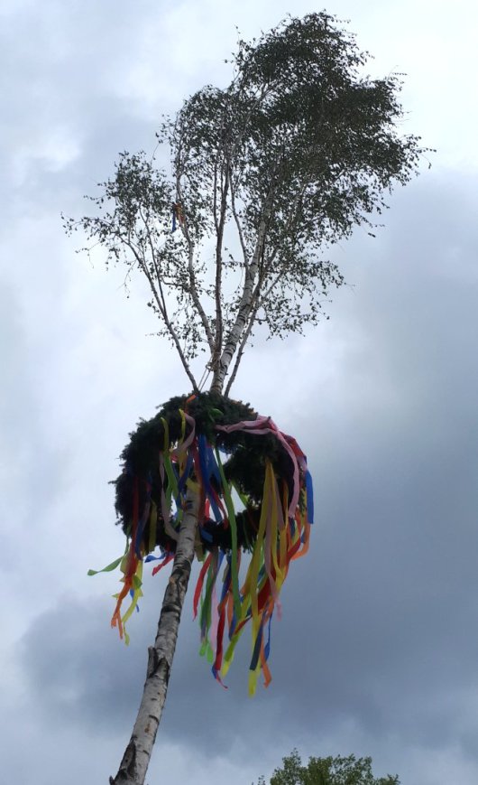 - Hanum - 1. Mai mit Erbsensuppe unterm Maibaum -