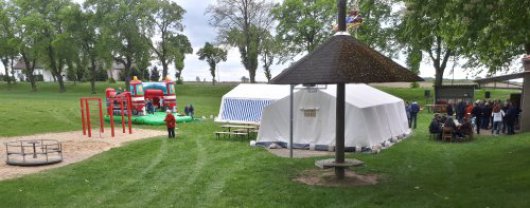 - Hanum - 1. Mai mit Erbsensuppe unterm Maibaum -