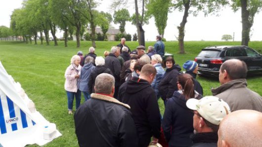 - Hanum - 1. Mai mit Erbsensuppe unterm Maibaum -