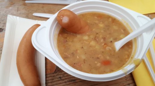 - Hanum - 1. Mai mit Erbsensuppe unterm Maibaum -