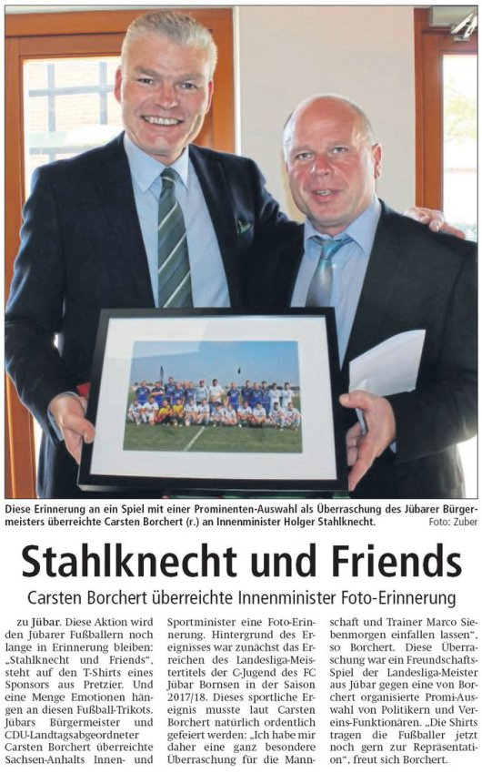 20181210 Altmark Zeitung - Carsten Borchert überreicht Foto (Von Kai Zuber)