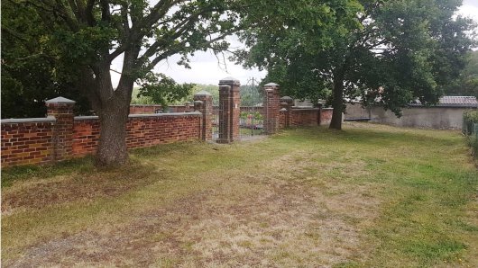 DS Friedhof 04 Parkplatz vor dem Tor